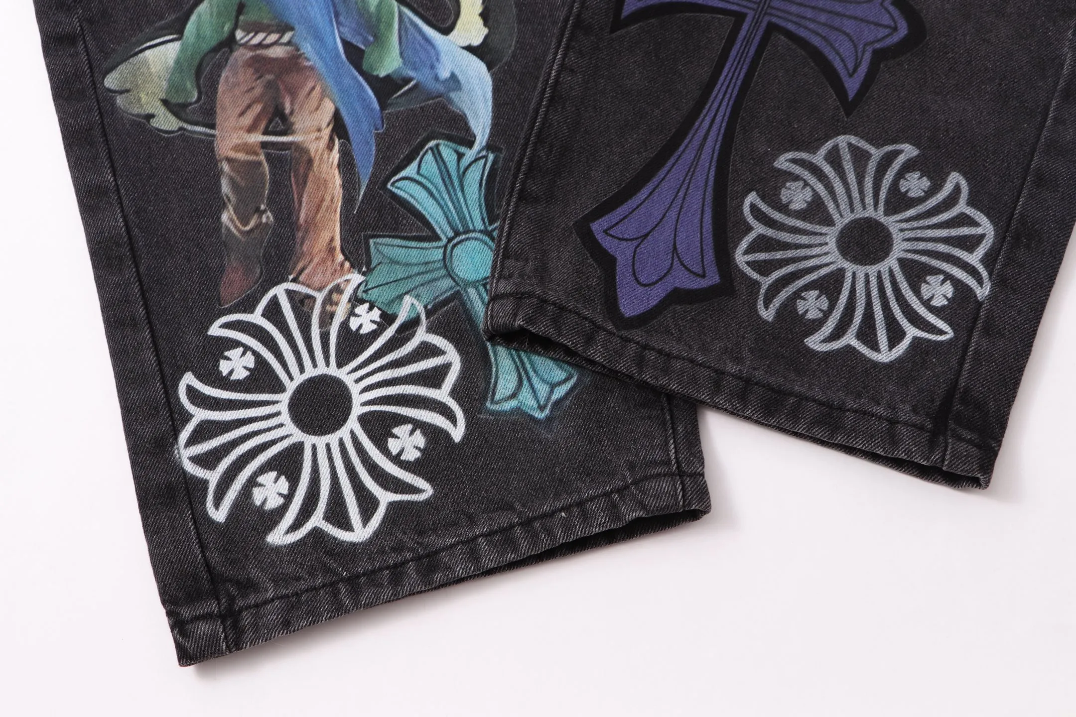 P290 Style number: H73 Crow Heart & 𝐂𝐡𝐫𝐨𝐦𝐞 𝐇𝐞𝐚𝐫𝐭 ss25 black elf print jeans. Styles with different washed textures are very friendly to people with thin legs. The slightly flared version perfectly modifies the leg shape. The timeless and moderate length makes it easy to match and match. It is the basis for various styles and is a must-have in your wardrobe! The fabric is stiff but also makes the upper body soft without losing texture. The washing process is even more perfect. It is a must-have item for everyone! ! ! Washed wheat, hang tag, pants label, three labels complete Color: black Size: 30-32-34-36